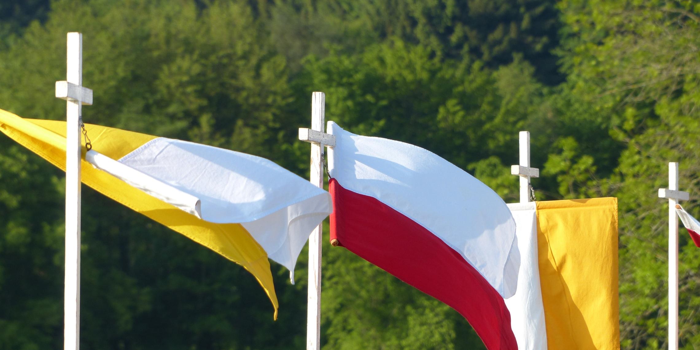 fahnen-fronleichnam_by_Gabriele_Traegner-Friedrich_pfarrbriefservice