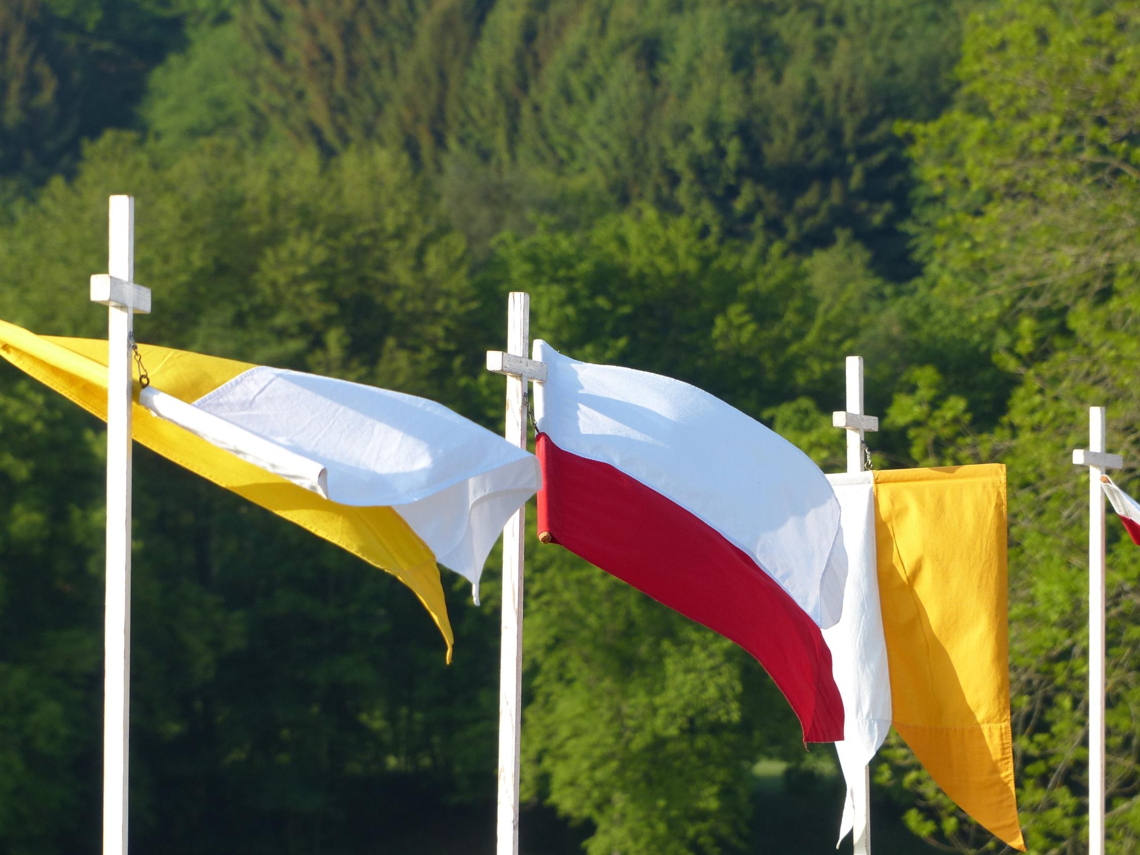 fahnen-fronleichnam_by_Gabriele_Traegner-Friedrich_pfarrbriefservice
