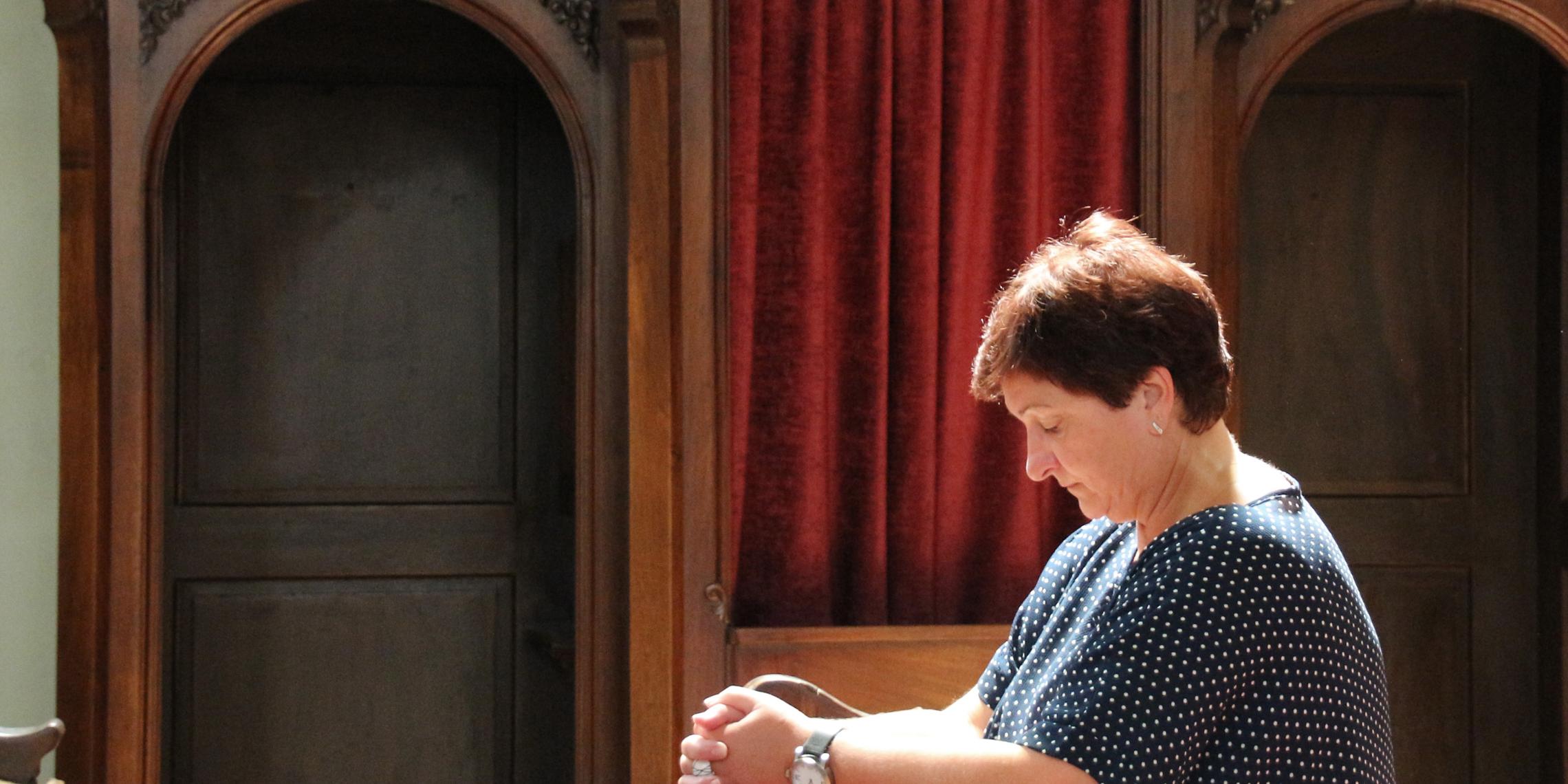 frau_vor_beichtstuhl_by_peter_weidemann_pfarrbriefservice