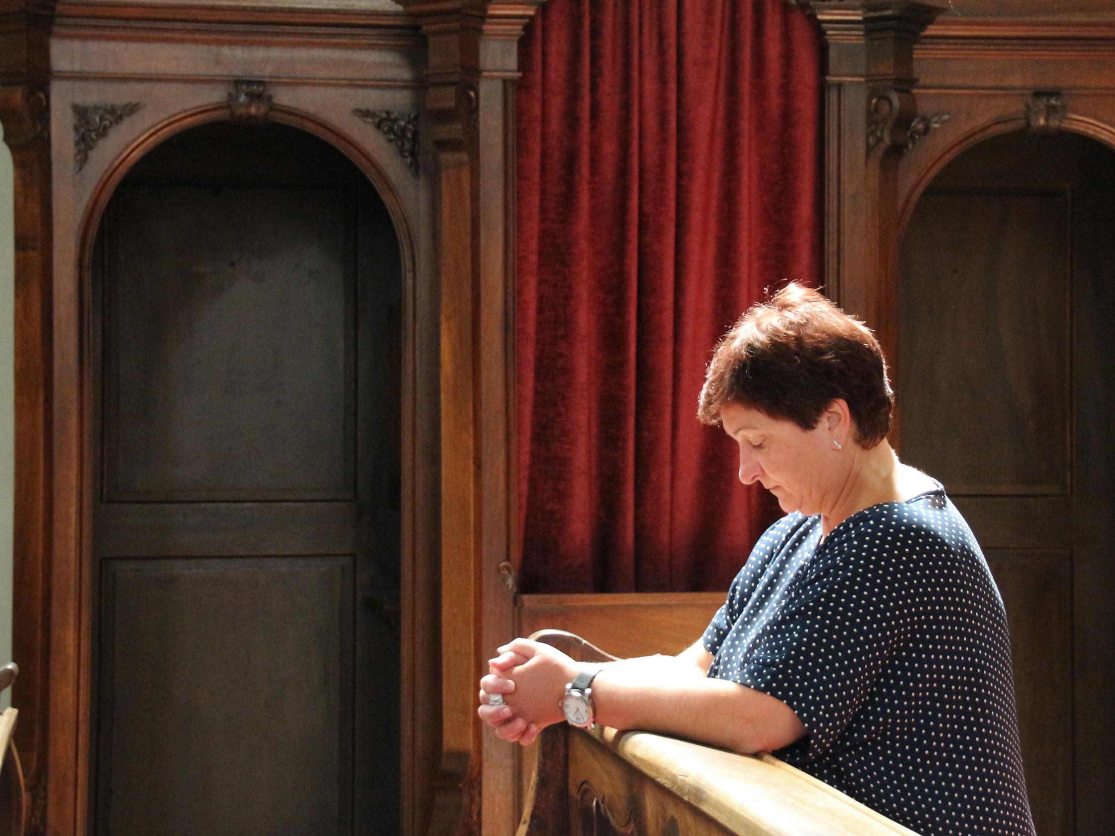 frau_vor_beichtstuhl_by_peter_weidemann_pfarrbriefservice